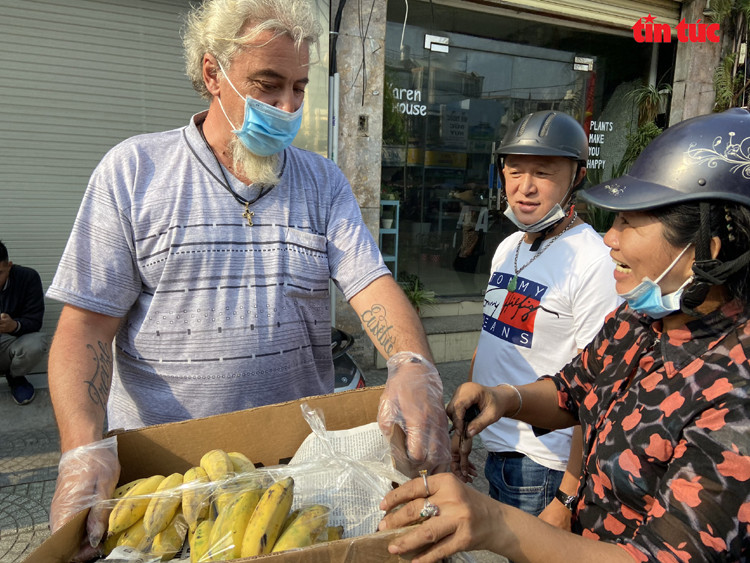Vì dịch COVID-19, 'ông Tây' bán chuối chiên mưu sinh ở vỉa hè TPHCM ảnh 9