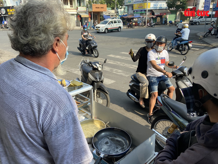 Vì dịch COVID-19, 'ông Tây' bán chuối chiên mưu sinh ở vỉa hè TPHCM ảnh 7