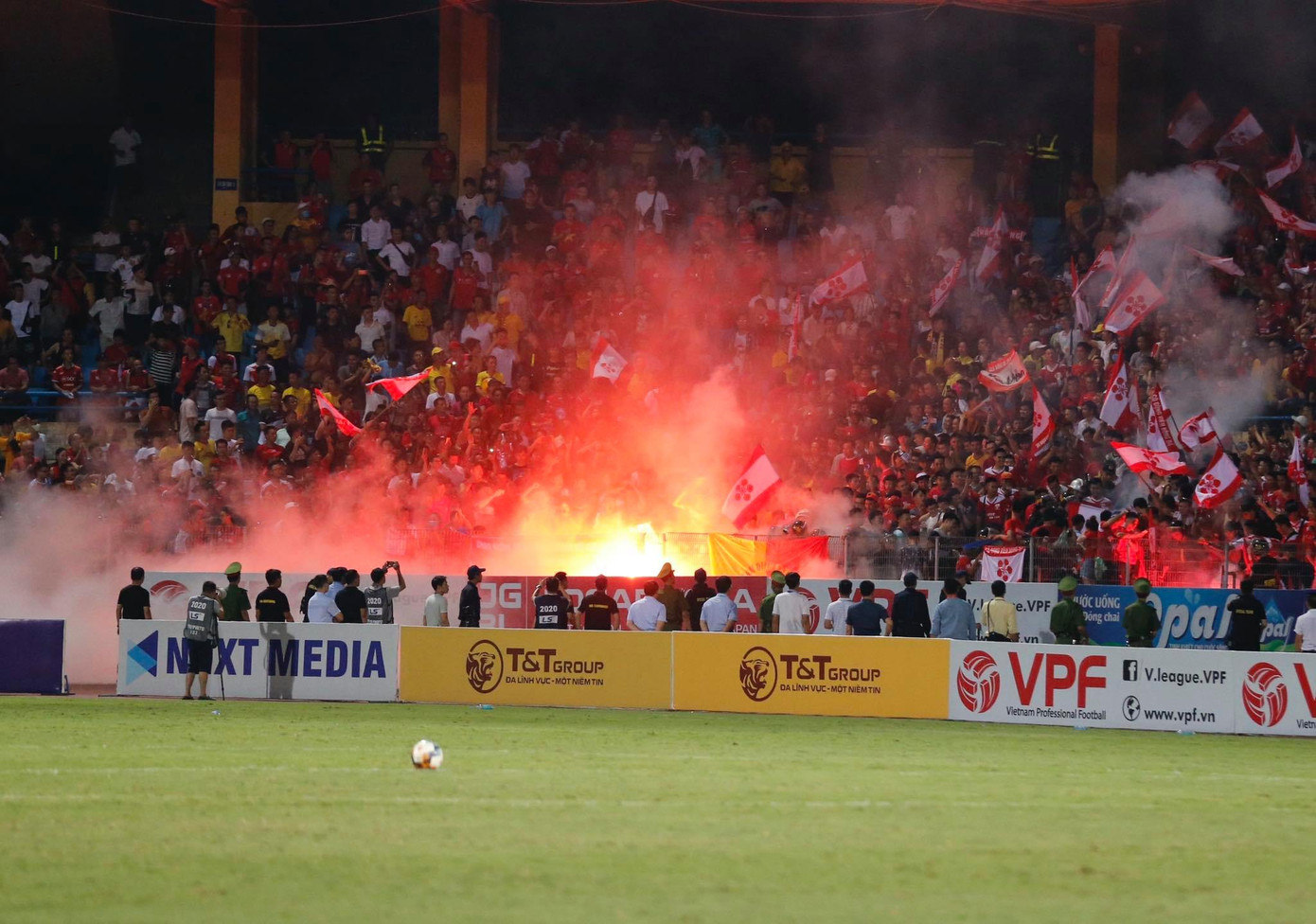 Pháo sáng 'tái xuất' ở Hàng Đẫy, khói mịt mù sân bóng ảnh 7