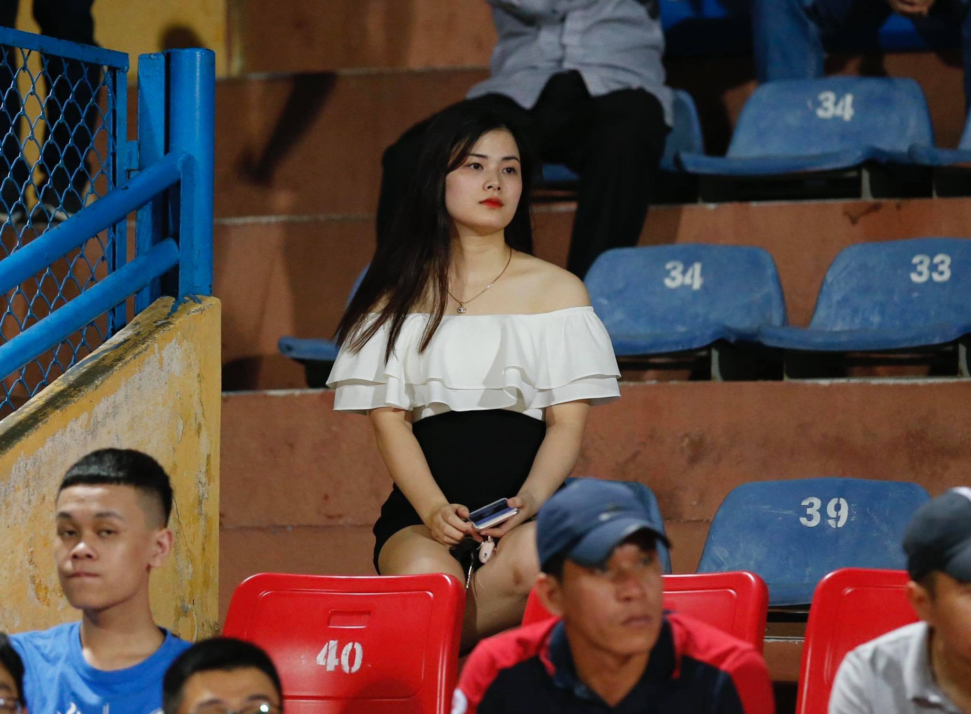 Pháo sáng 'tái xuất' ở Hàng Đẫy, khói mịt mù sân bóng ảnh 19