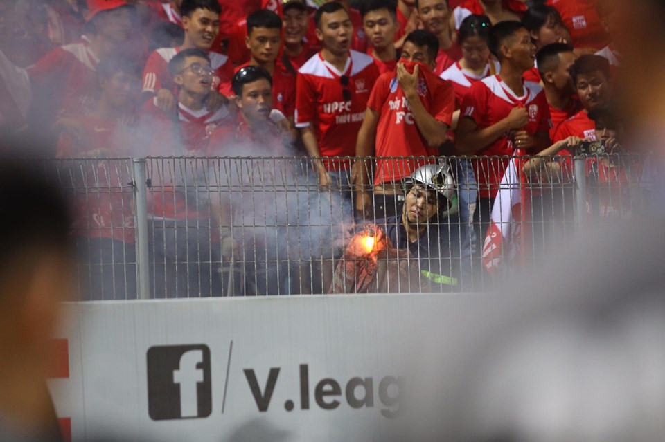 Pháo sáng 'tái xuất' ở Hàng Đẫy, khói mịt mù sân bóng ảnh 4