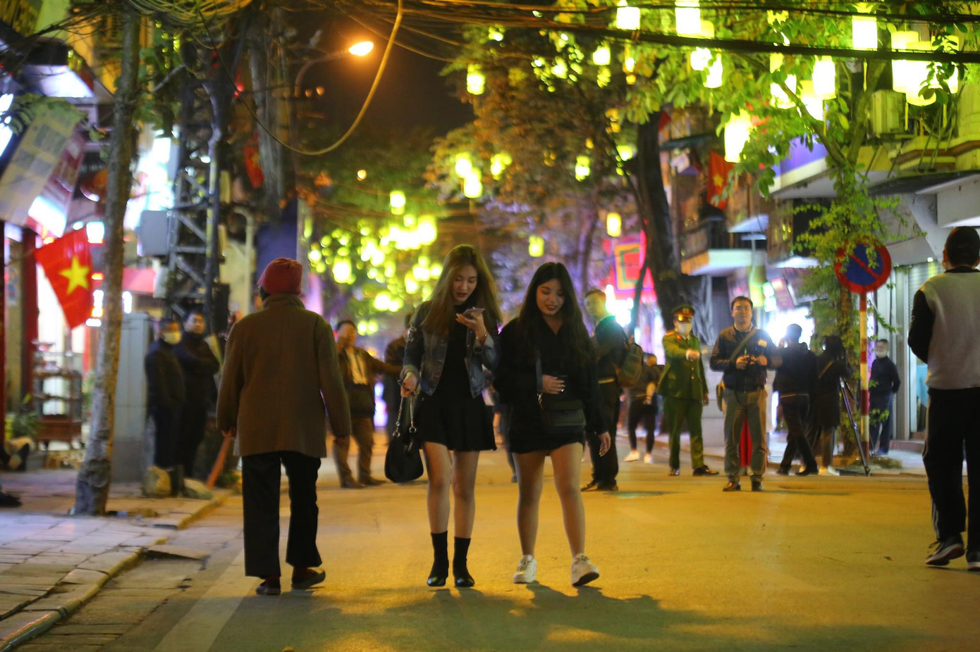 Pháo hoa rực sáng bầu trời, Việt Nam bước sang năm mới 2021 ảnh 55