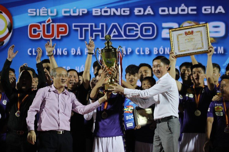 Văn Quyết hôn Siêu Cup, Duy Mạnh được cõng lên nhận giải ảnh 5
