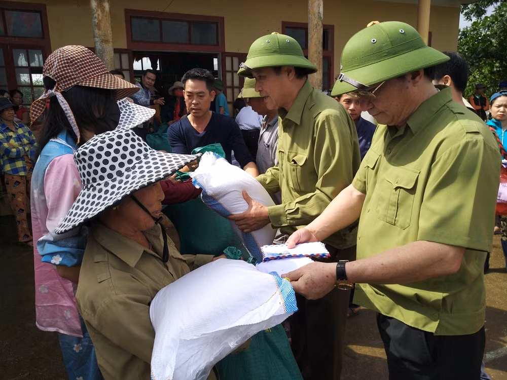 Báo Xây dựng chung tay hỗ trợ đồng bào miền Trung bị thiệt hại do mưa lũ ảnh 2