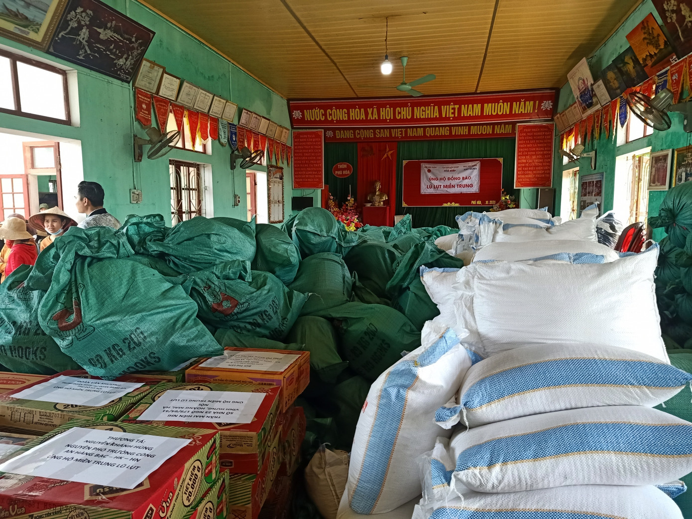 Báo Xây dựng chung tay hỗ trợ đồng bào miền Trung bị thiệt hại do mưa lũ ảnh 10