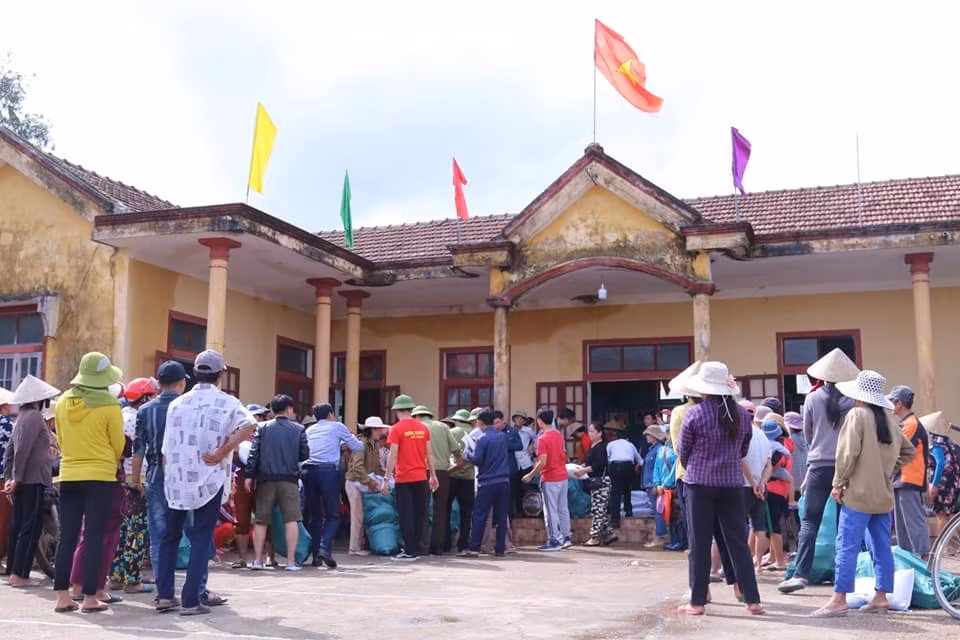 Báo Xây dựng chung tay hỗ trợ đồng bào miền Trung bị thiệt hại do mưa lũ ảnh 7