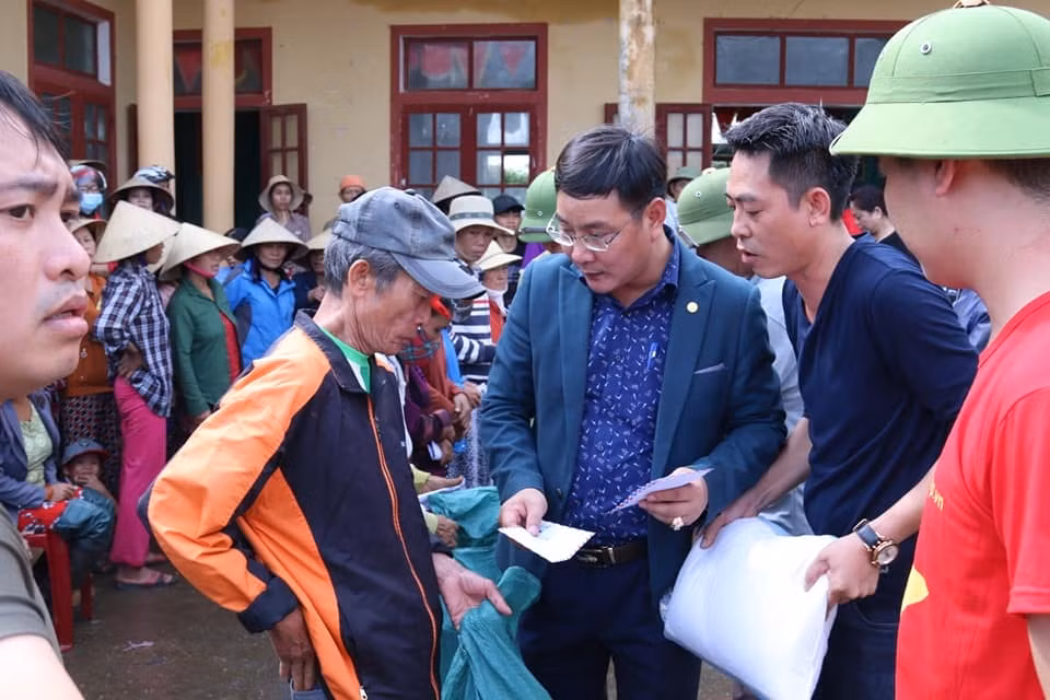 Báo Xây dựng chung tay hỗ trợ đồng bào miền Trung bị thiệt hại do mưa lũ ảnh 3