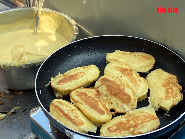 Vì dịch COVID-19, 'ông Tây' bán chuối chiên mưu sinh ở vỉa hè TPHCM ảnh 4