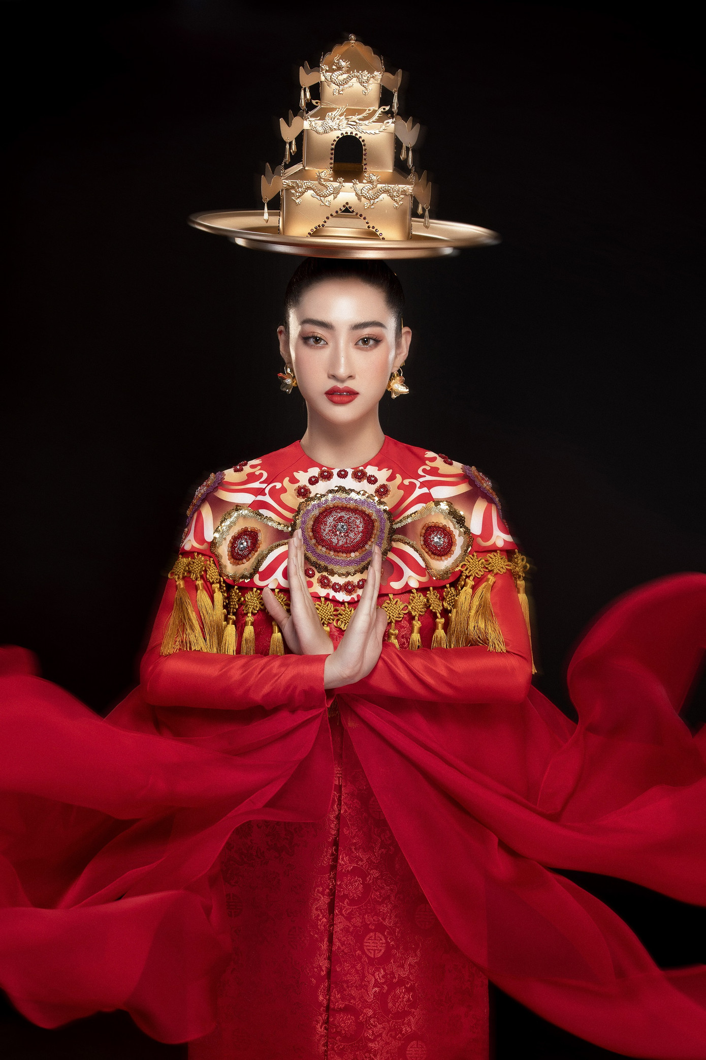 Hoa hậu Lương Thuỳ Linh đẹp mê hoặc trong điệu múa mâm vàng ảnh 2