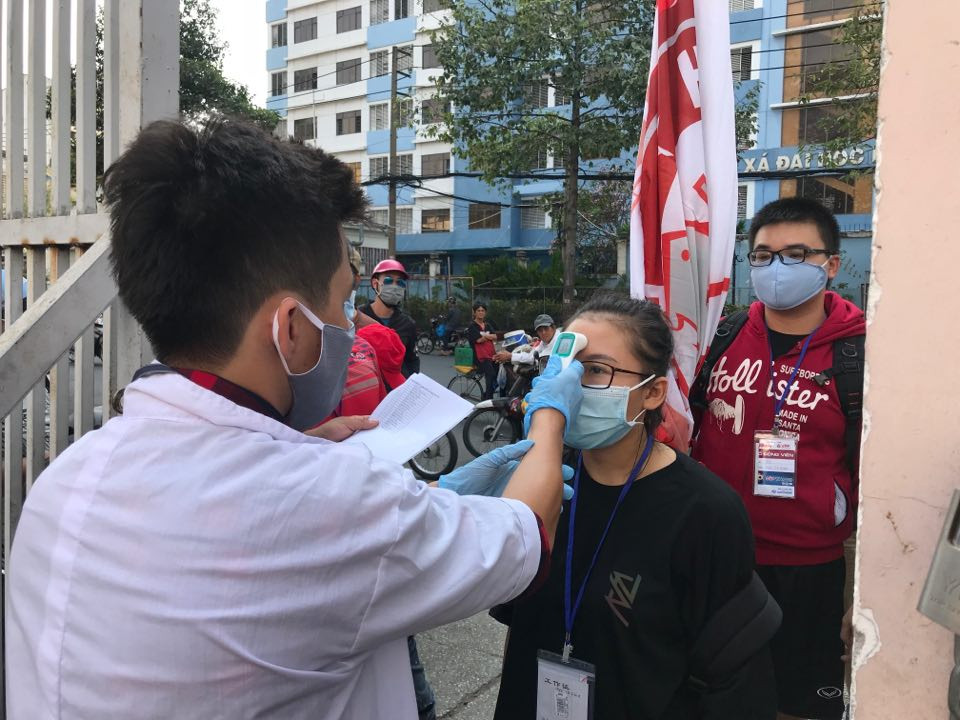 Quang Hải đeo khẩu trang, đo thân nhiệt trước trận Siêu cúp Quốc gia ảnh 10