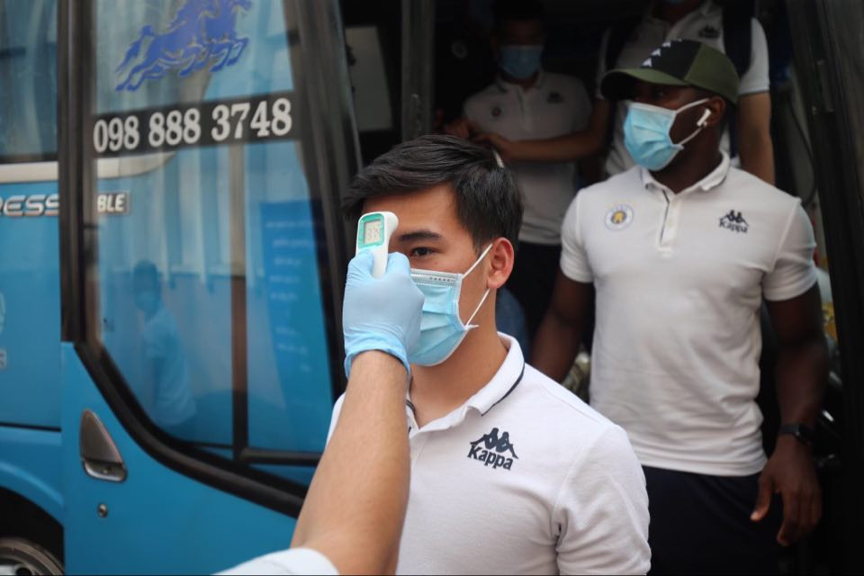 Quang Hải đeo khẩu trang, đo thân nhiệt trước trận Siêu cúp Quốc gia ảnh 3