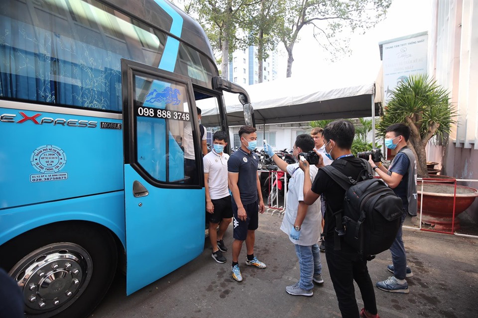 Quang Hải đeo khẩu trang, đo thân nhiệt trước trận Siêu cúp Quốc gia ảnh 1