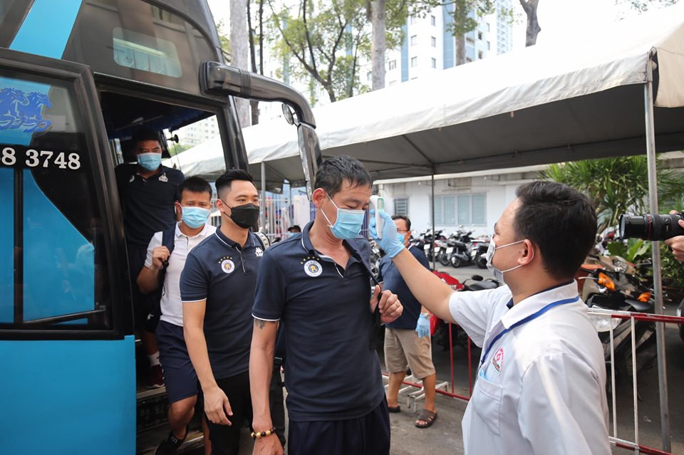 Quang Hải đeo khẩu trang, đo thân nhiệt trước trận Siêu cúp Quốc gia ảnh 6