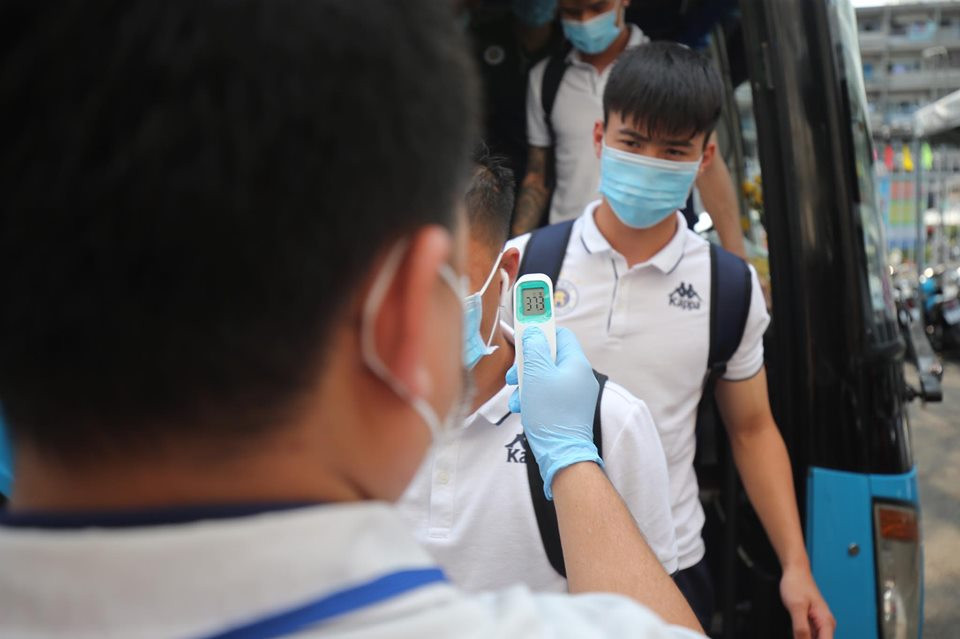 Quang Hải đeo khẩu trang, đo thân nhiệt trước trận Siêu cúp Quốc gia ảnh 9