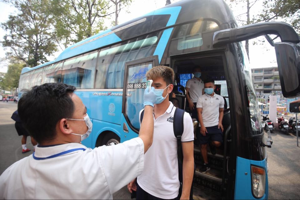 Quang Hải đeo khẩu trang, đo thân nhiệt trước trận Siêu cúp Quốc gia ảnh 2