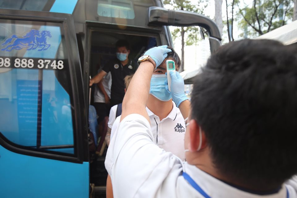 Quang Hải đeo khẩu trang, đo thân nhiệt trước trận Siêu cúp Quốc gia ảnh 4