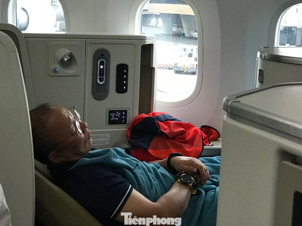 Thầy Park đắp chăn đi ngủ khi lên máy bay về Việt Nam ảnh 3