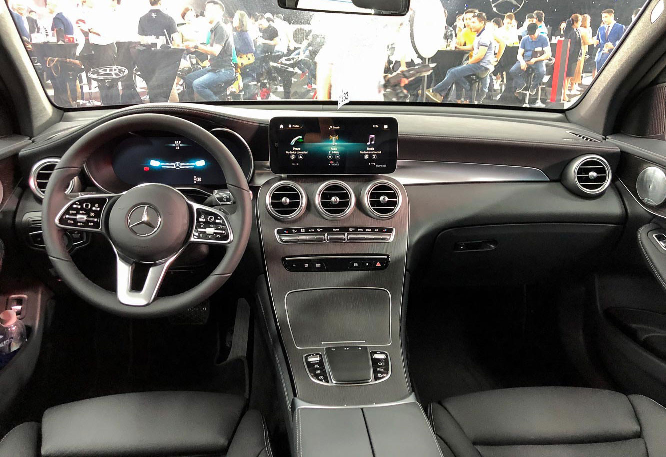 Xế Mercedes hơn 2 tỷ của Quang Hải có gì thu hút? ảnh 2