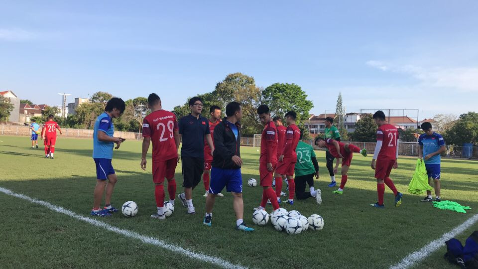 Tuyển Việt Nam gặp khó ở buổi tập đầu tiên trên đất Indonesia ảnh 3