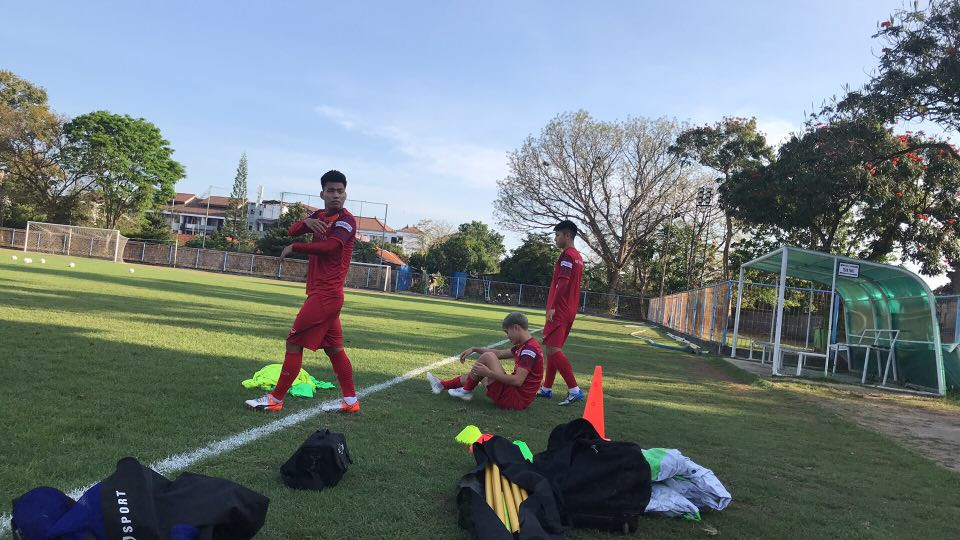 Tuyển Việt Nam gặp khó ở buổi tập đầu tiên trên đất Indonesia ảnh 1