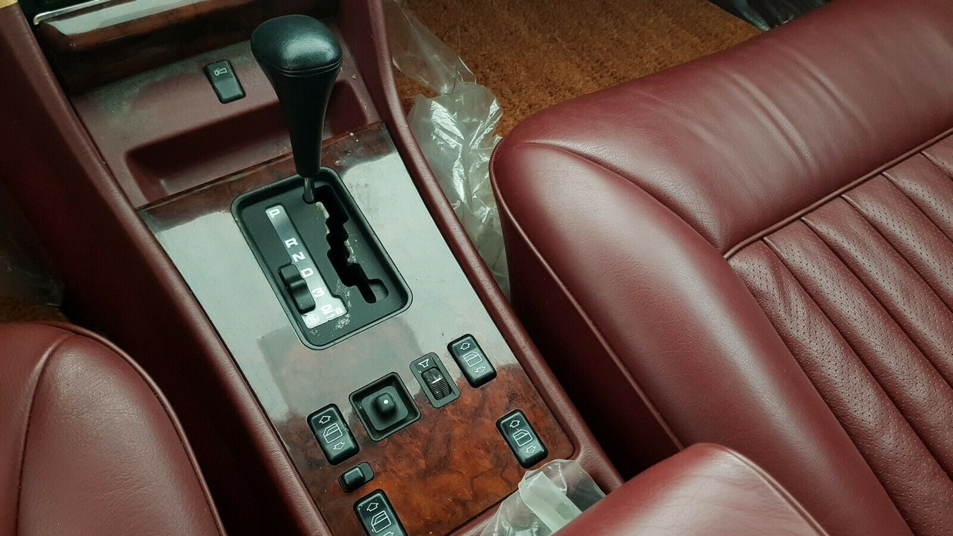 Xe Mercedes 33 năm tuổi còn 'mới cứng' định giá gần 4 tỷ đồng ảnh 7