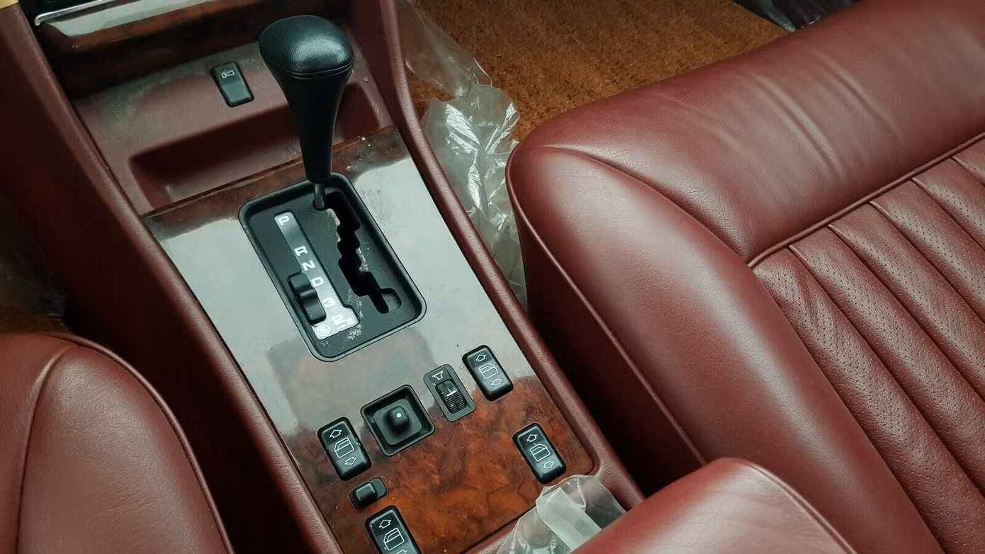 Xe Mercedes 33 năm tuổi còn 'mới cứng' định giá gần 4 tỷ đồng ảnh 7