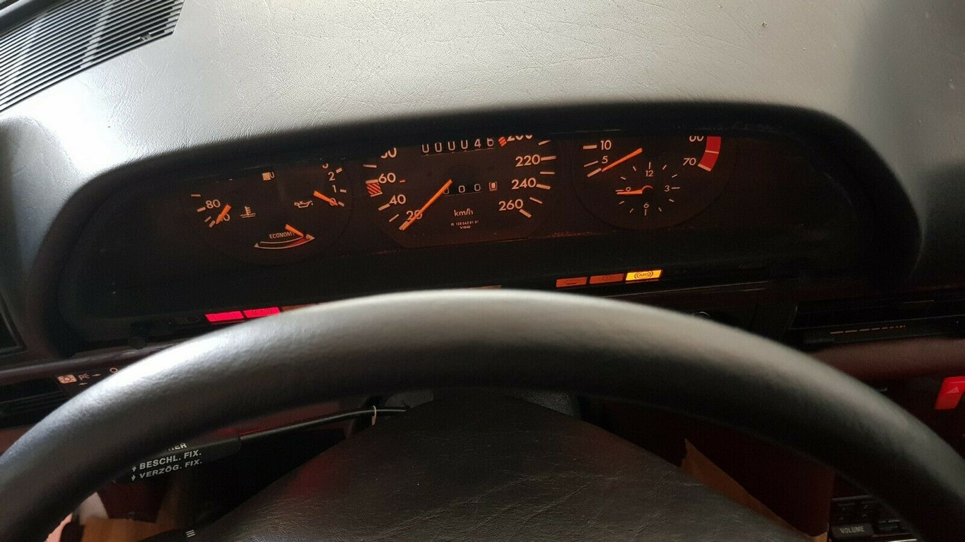 Xe Mercedes 33 năm tuổi còn 'mới cứng' định giá gần 4 tỷ đồng ảnh 6