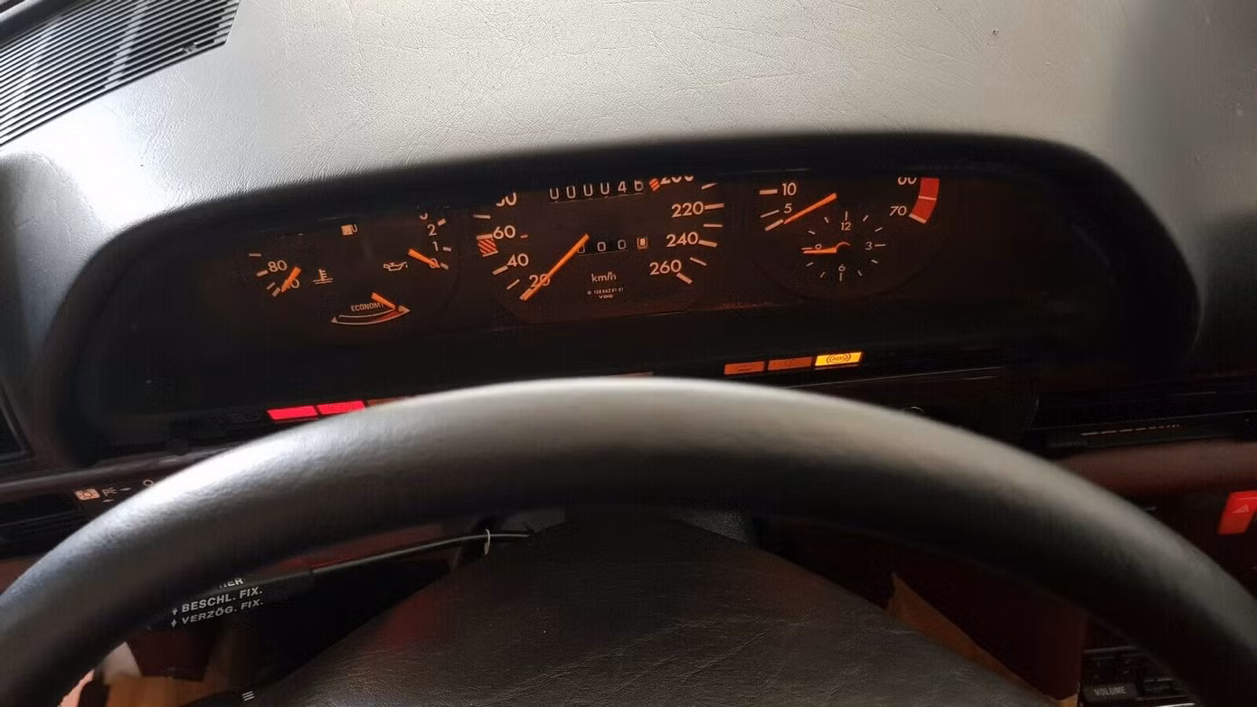 Xe Mercedes 33 năm tuổi còn 'mới cứng' định giá gần 4 tỷ đồng ảnh 6