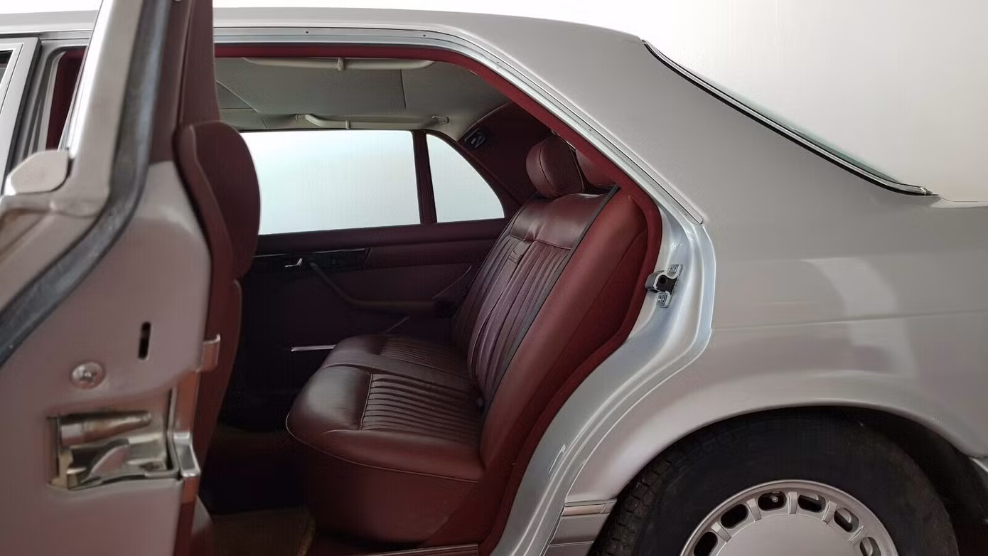 Xe Mercedes 33 năm tuổi còn 'mới cứng' định giá gần 4 tỷ đồng ảnh 5