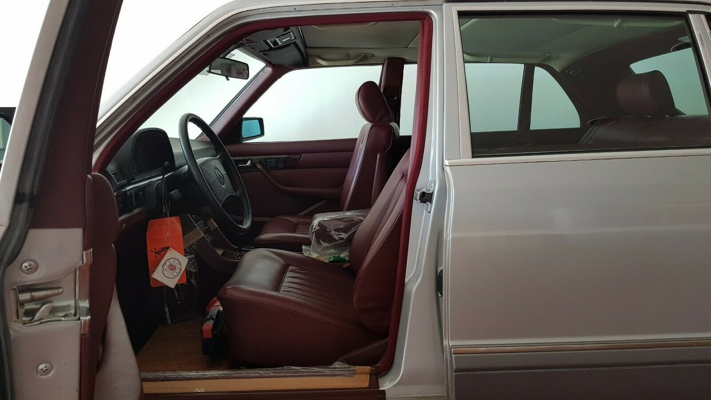 Xe Mercedes 33 năm tuổi còn 'mới cứng' định giá gần 4 tỷ đồng ảnh 4