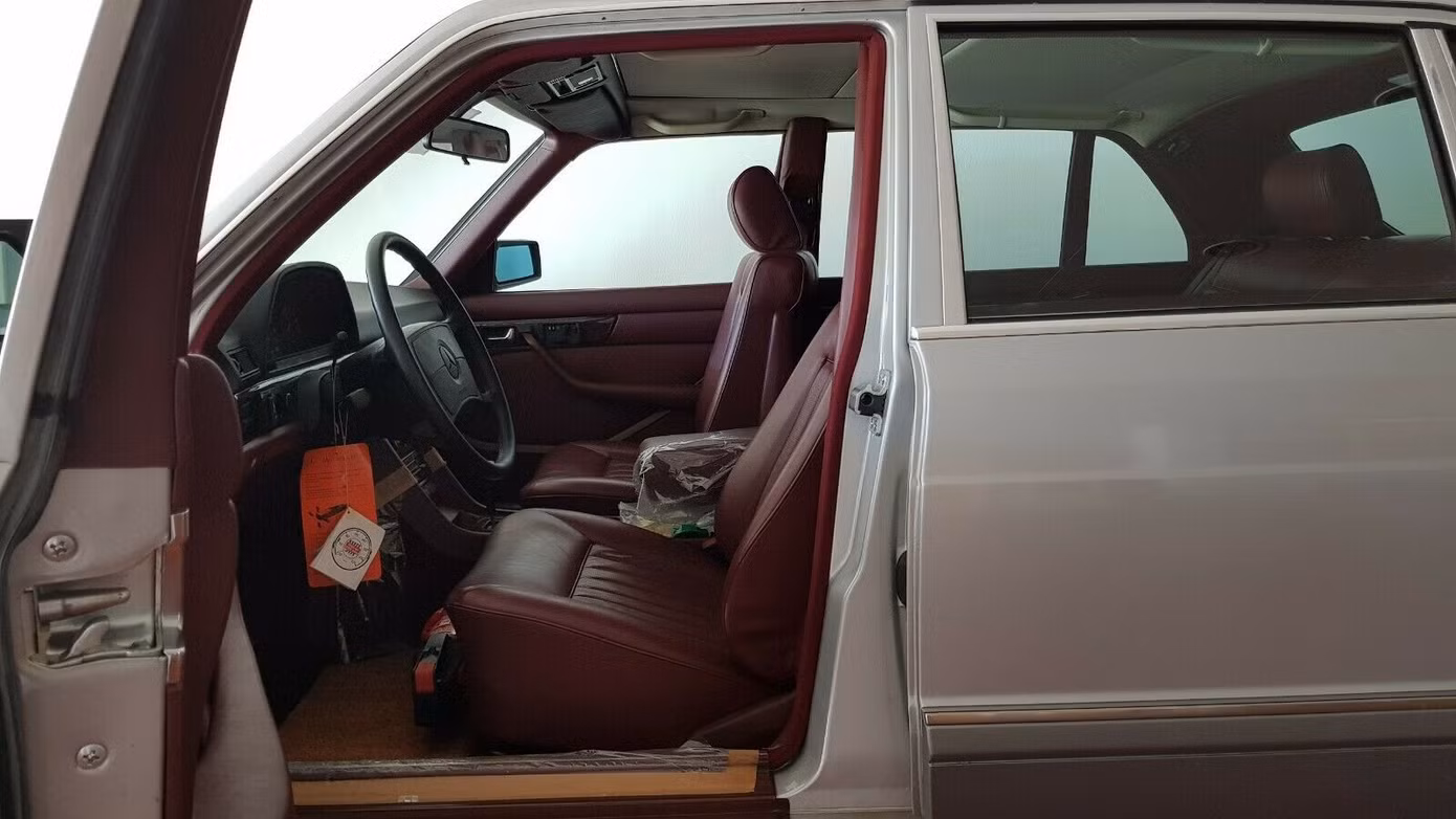 Xe Mercedes 33 năm tuổi còn 'mới cứng' định giá gần 4 tỷ đồng ảnh 4