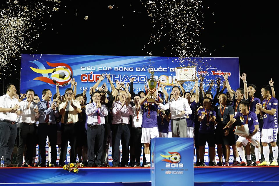 Văn Quyết hôn Siêu Cup, Duy Mạnh được cõng lên nhận giải ảnh 8