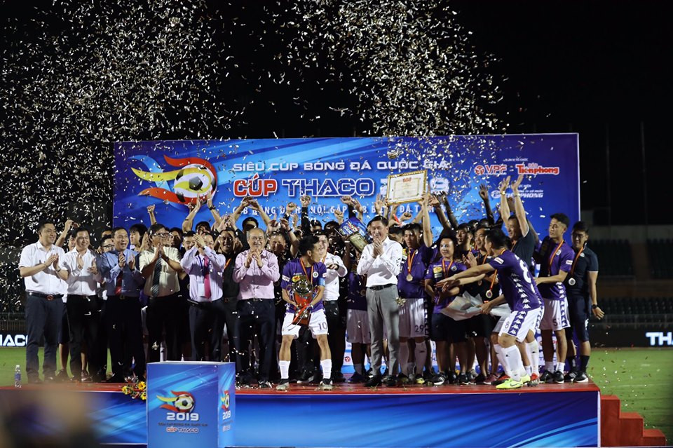 Văn Quyết hôn Siêu Cup, Duy Mạnh được cõng lên nhận giải ảnh 6