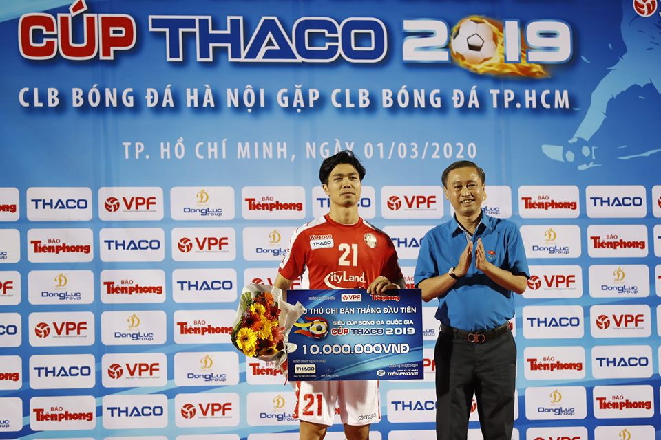 Văn Quyết hôn Siêu Cup, Duy Mạnh được cõng lên nhận giải ảnh 11