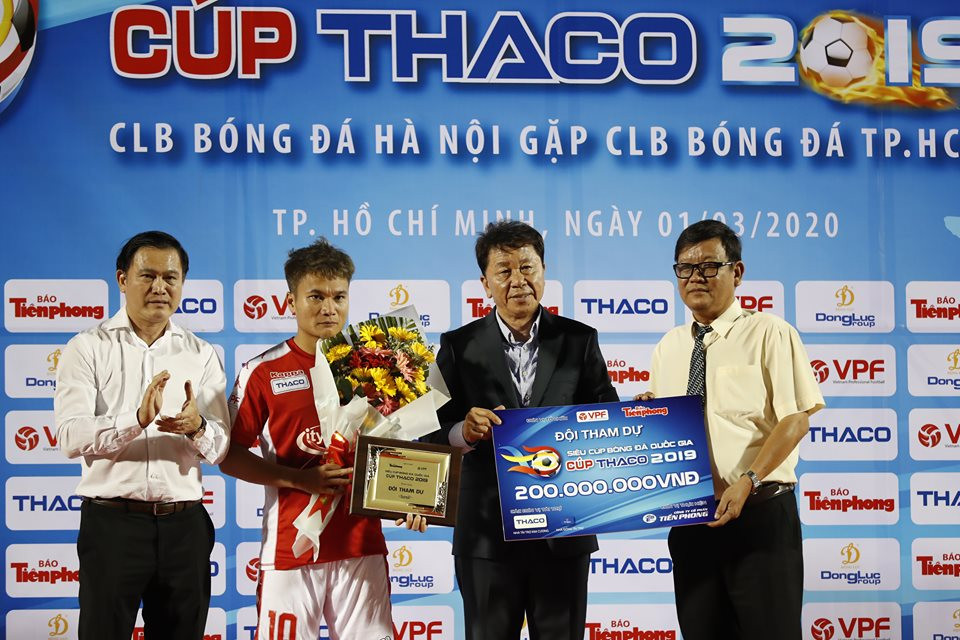 Văn Quyết hôn Siêu Cup, Duy Mạnh được cõng lên nhận giải ảnh 9