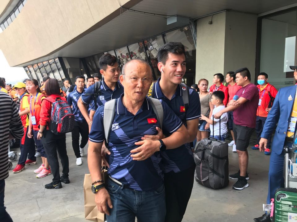 Cổ động viên ra sân bay tiễn U22 Việt Nam 'vinh quy bái tổ' ảnh 2