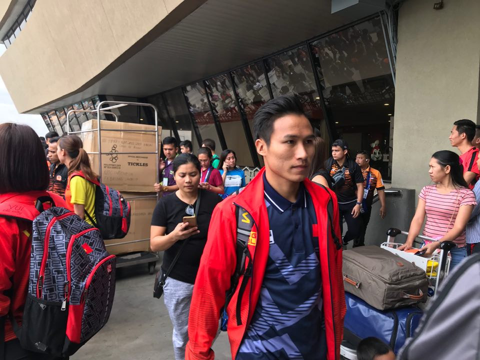 Cổ động viên ra sân bay tiễn U22 Việt Nam 'vinh quy bái tổ' ảnh 6