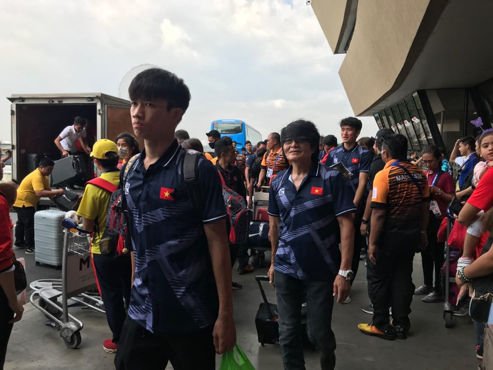 Cổ động viên ra sân bay tiễn U22 Việt Nam 'vinh quy bái tổ' ảnh 4