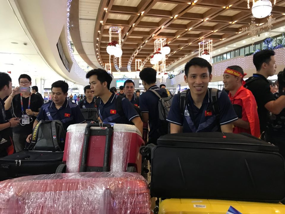 Cổ động viên ra sân bay tiễn U22 Việt Nam 'vinh quy bái tổ' ảnh 7