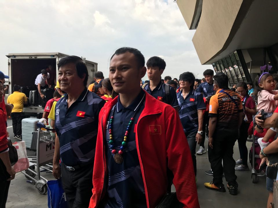 Cổ động viên ra sân bay tiễn U22 Việt Nam 'vinh quy bái tổ' ảnh 3