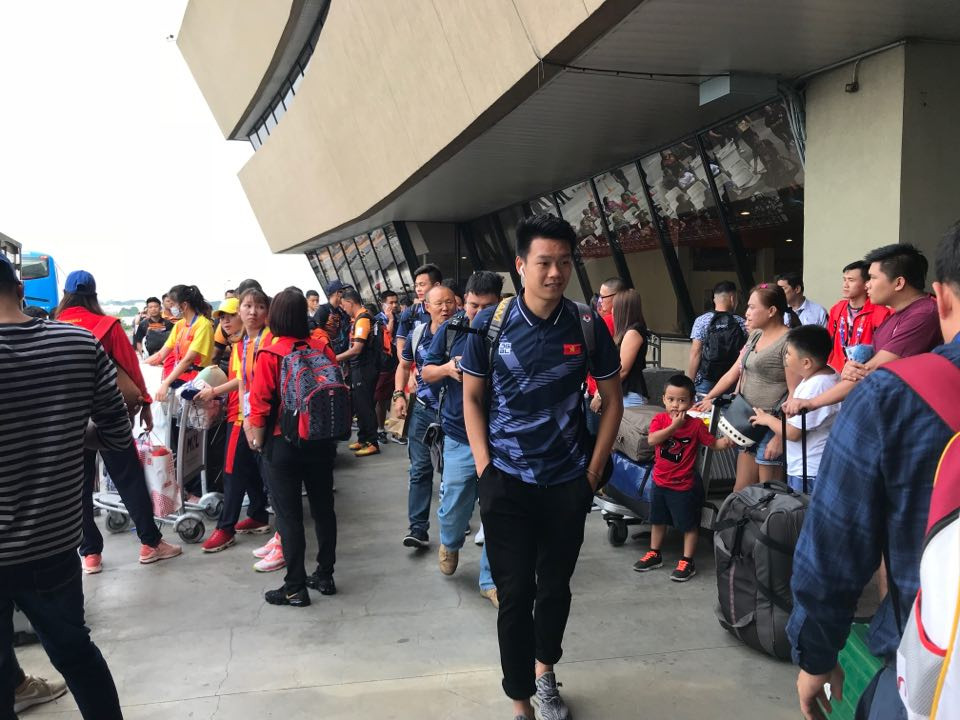 Cổ động viên ra sân bay tiễn U22 Việt Nam 'vinh quy bái tổ' ảnh 1