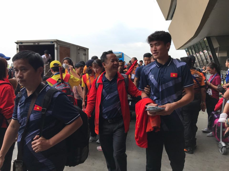 Cổ động viên ra sân bay tiễn U22 Việt Nam 'vinh quy bái tổ' ảnh 5