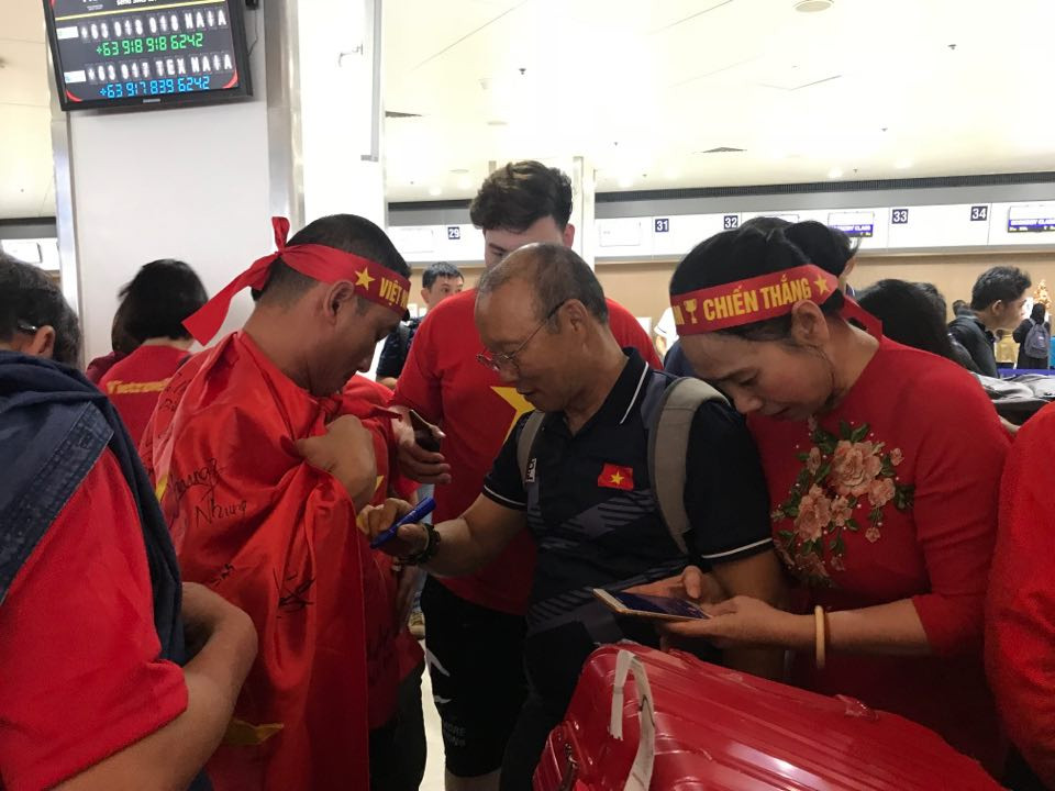 Cổ động viên ra sân bay tiễn U22 Việt Nam 'vinh quy bái tổ' ảnh 9