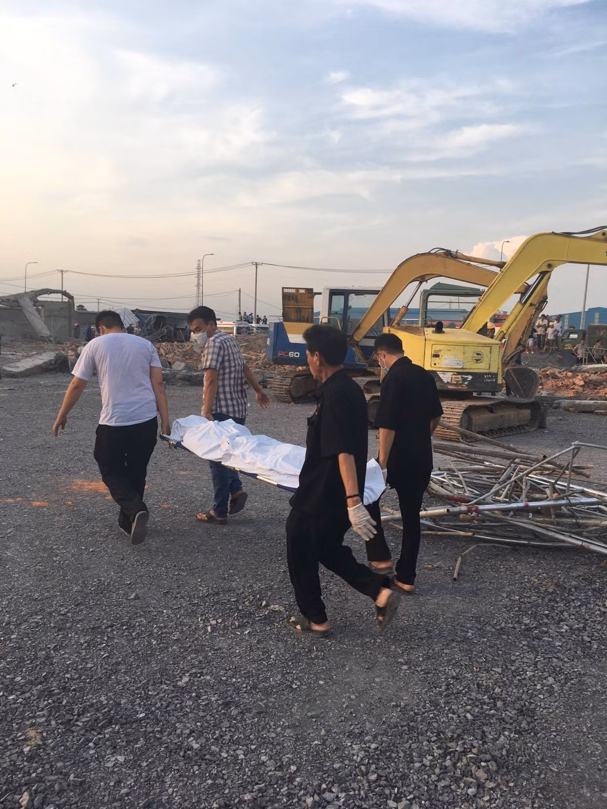 Sập nhà xưởng ở Đồng Nai, ít nhất 10 người tử vong ảnh 7