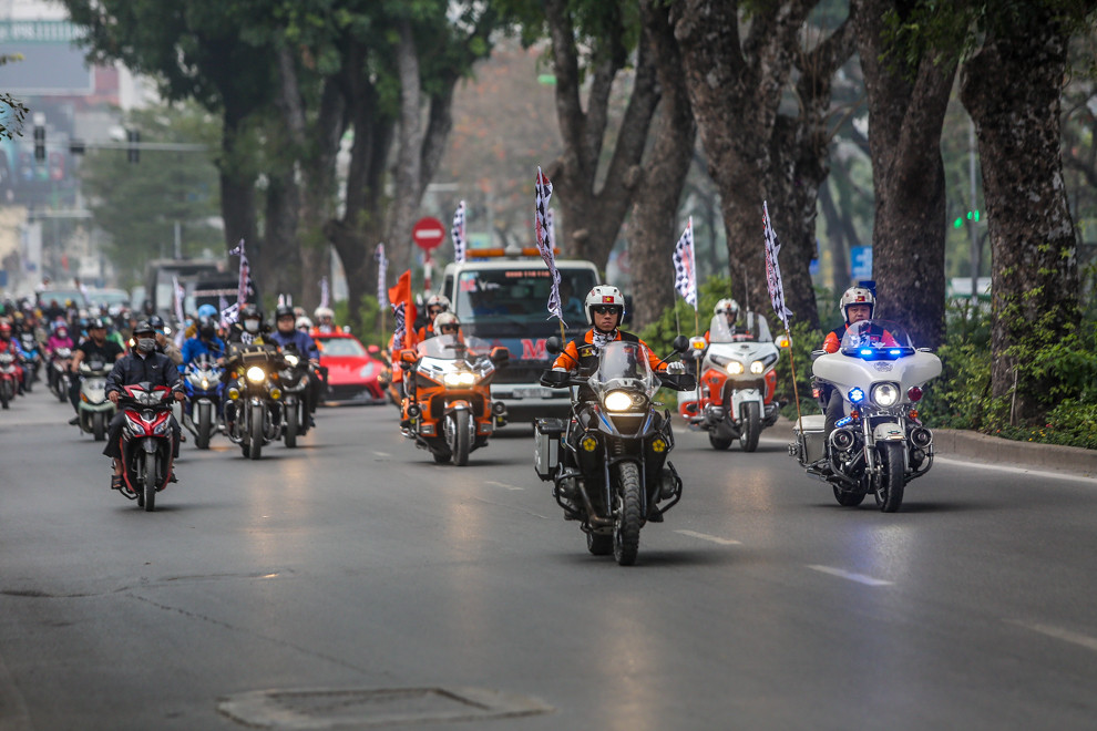 Bắt gặp xe đua F1 diễu hành trên đường phố Thủ đô ảnh 1