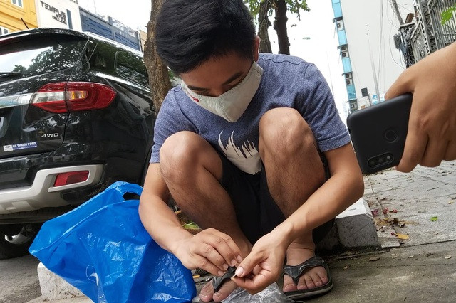 Chứng kiến sự nguy hiểm chết người của ná bi sắt gắn laser bán dạo ở Hà Nội ảnh 2