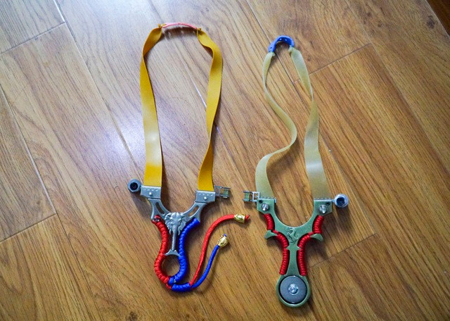 Chứng kiến sự nguy hiểm chết người của ná bi sắt gắn laser bán dạo ở Hà Nội ảnh 4