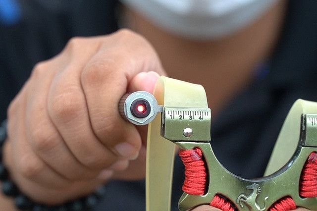 Chứng kiến sự nguy hiểm chết người của ná bi sắt gắn laser bán dạo ở Hà Nội ảnh 3