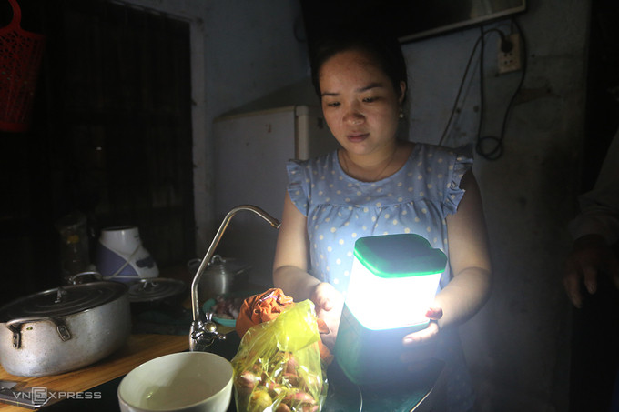 Người dân ăn cơm đứng trong vùng lũ Quảng Nam ảnh 3