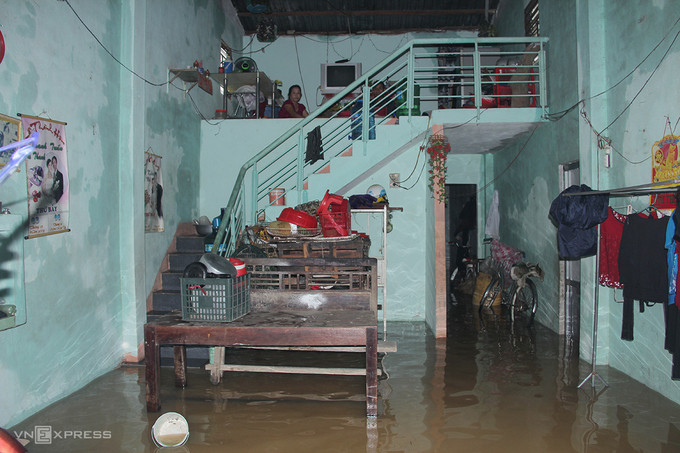 Người dân ăn cơm đứng trong vùng lũ Quảng Nam ảnh 4